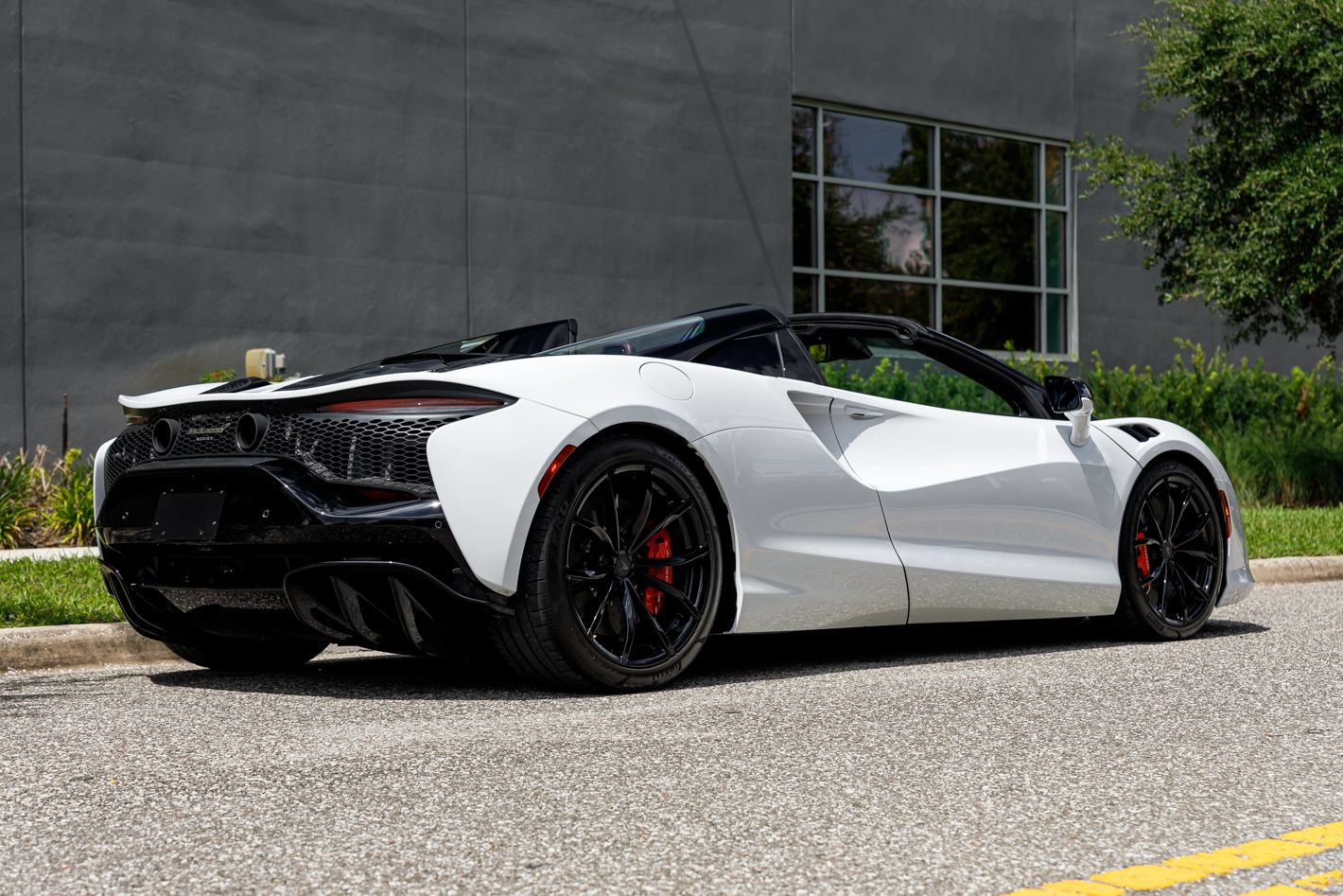 Used 2025 McLaren Artura Spider RWD image 14