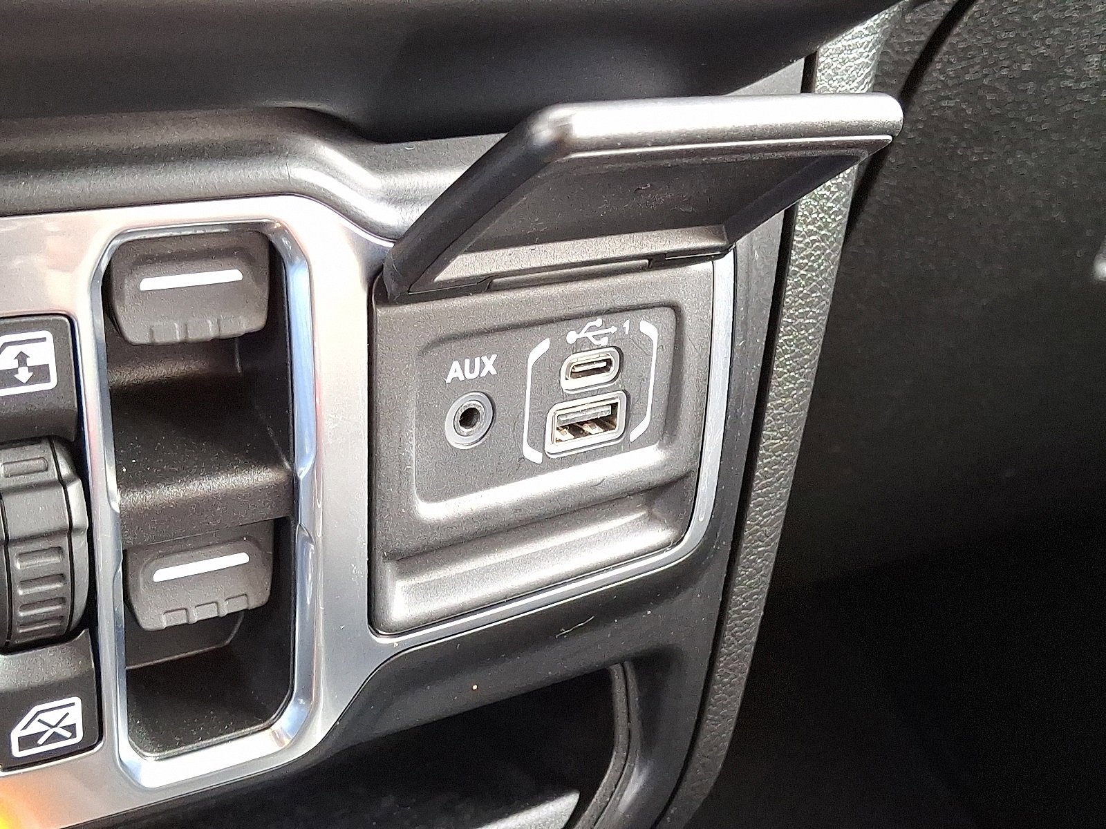 Used 2022 Jeep Gladiator Willys image 24