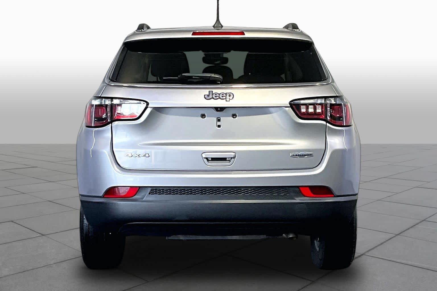 Used 2022 Jeep Compass Latitude w/ Sun and Sound Group AWD/4WD image 5