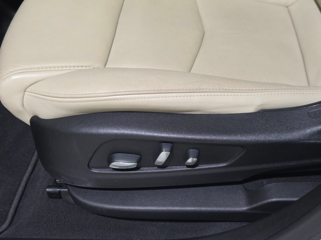 Used 2018 Cadillac XT5 Luxury w/ Driver Awareness Package AWD/4WD image 15
