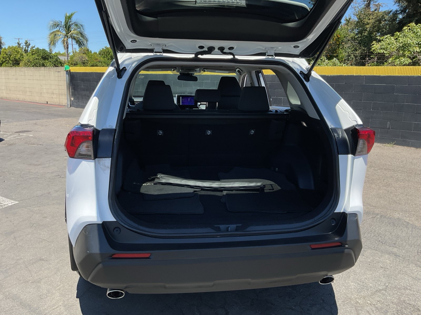 Used 2024 Toyota RAV4 XLE AWD/4WD image 25