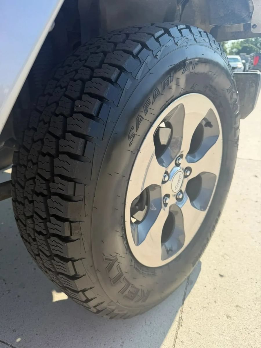 Used 2017 Jeep Wrangler Unlimited Sahara AWD/4WD image 9