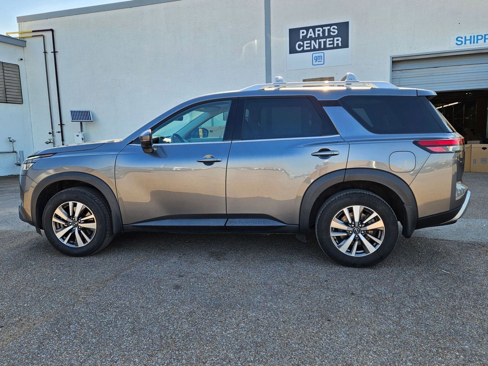 Used 2023 Nissan Pathfinder SL FWD image 2