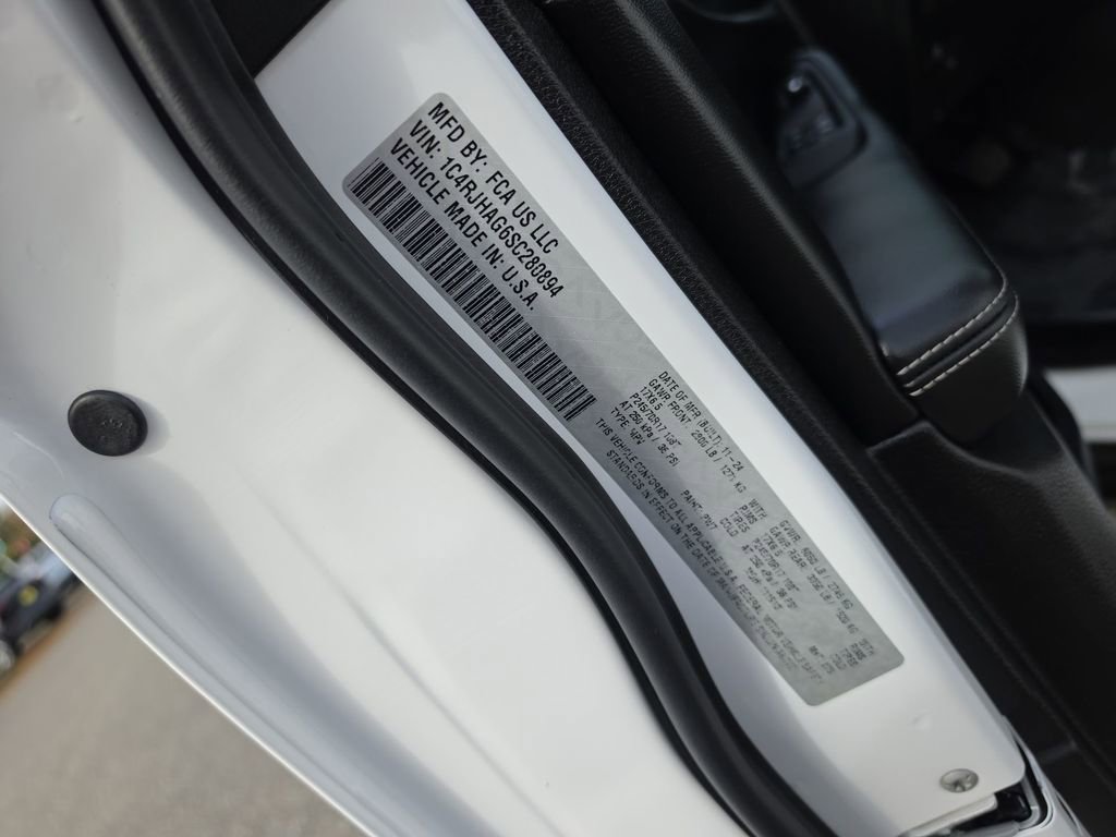Used 2025 Jeep Grand Cherokee Laredo w/ Luxury Tech Group I image 35