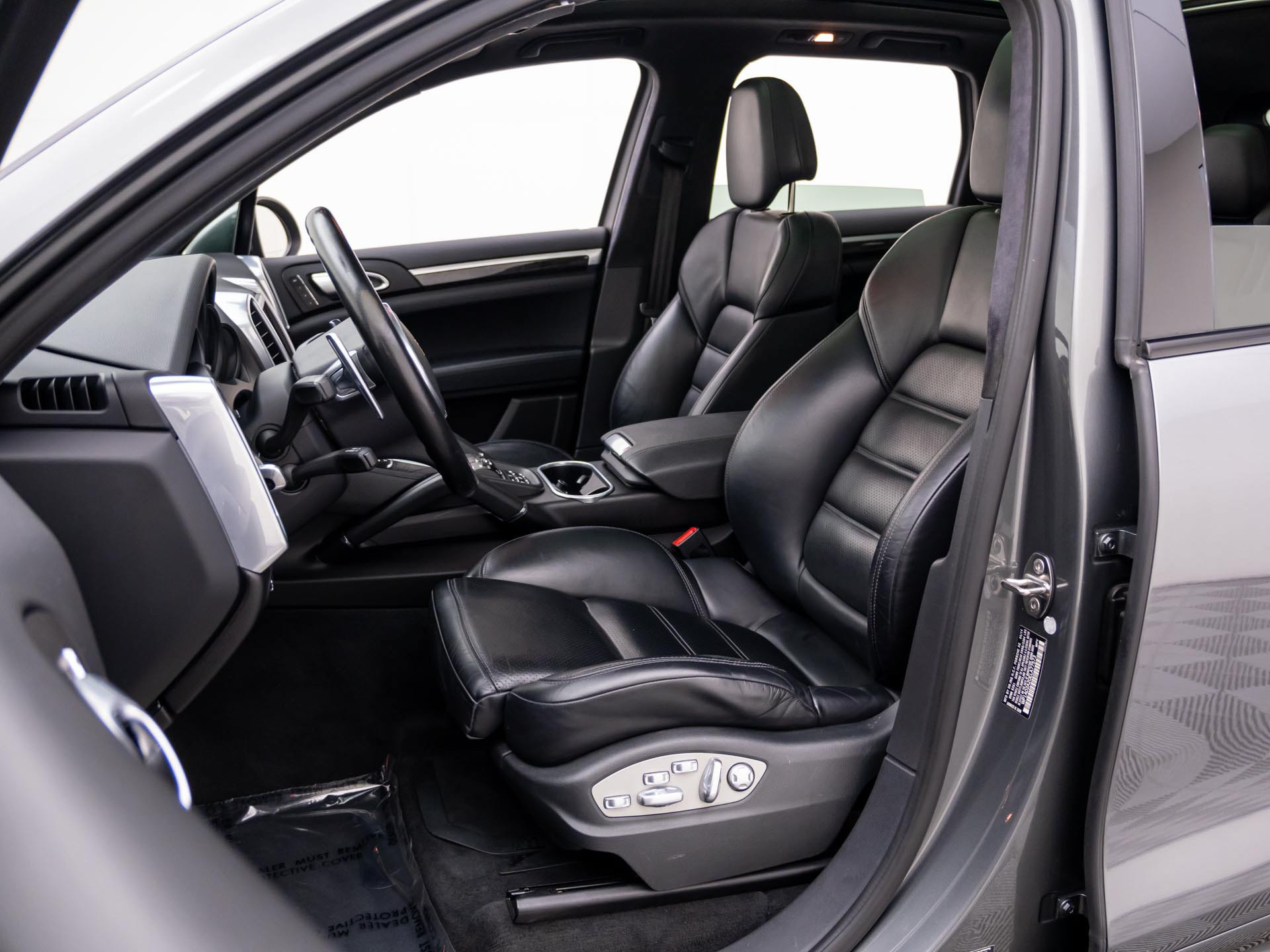Used 2014 Porsche Cayenne GTS AWD/4WD image 5