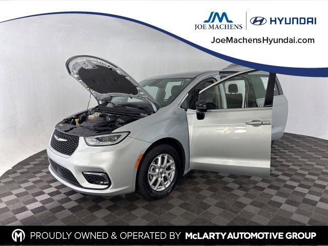 Used 2024 Chrysler Pacifica Touring-L image 11