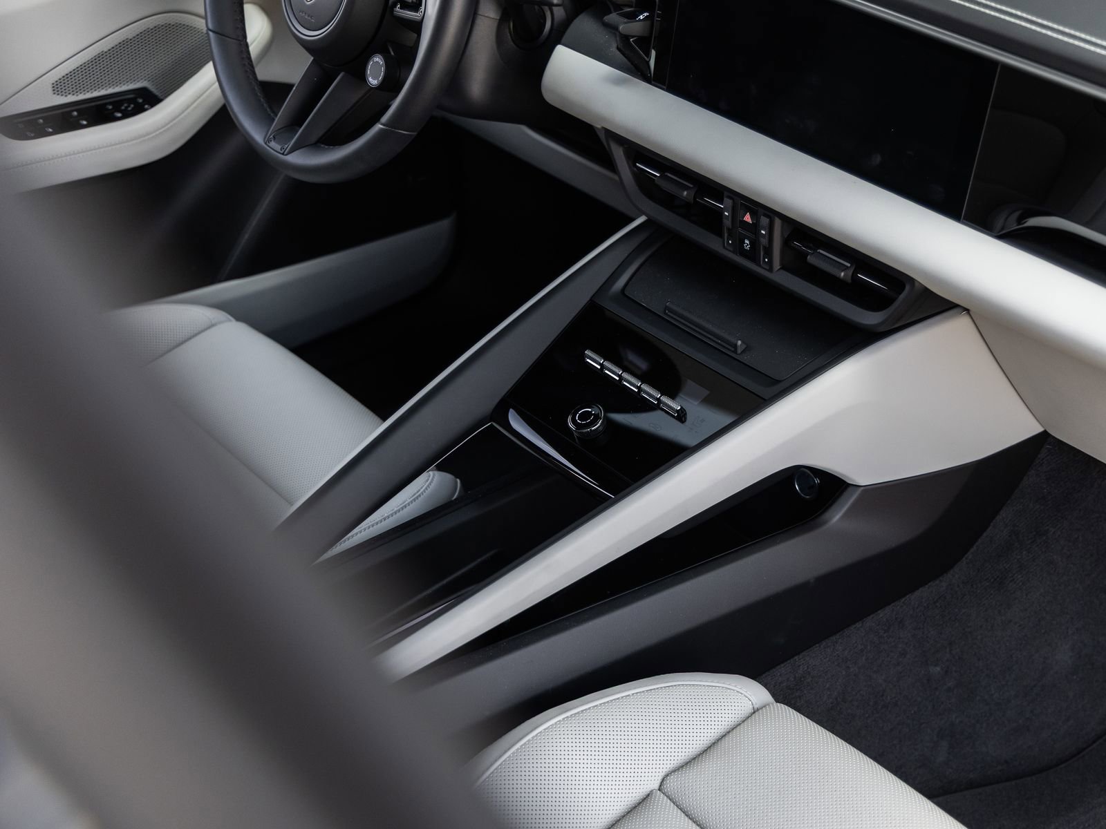 Certified 2025 Porsche Macan 4 Electric AWD/4WD image 29
