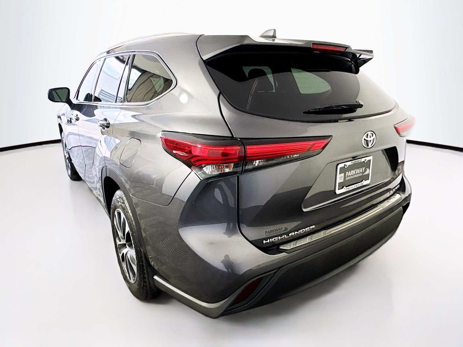 Used 2022 Toyota Highlander XLE AWD/4WD image 5