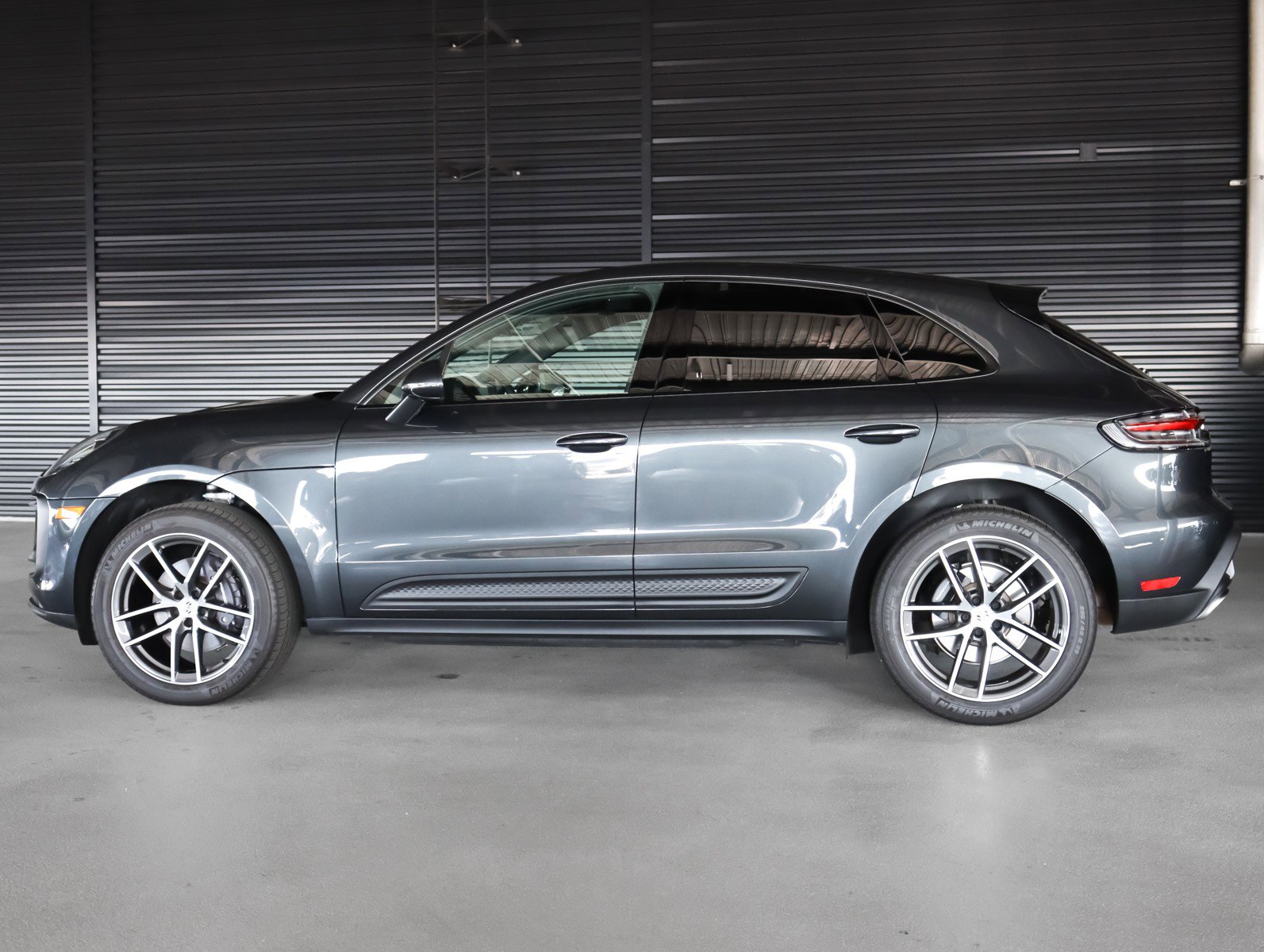 Used 2025 Porsche Macan image 2