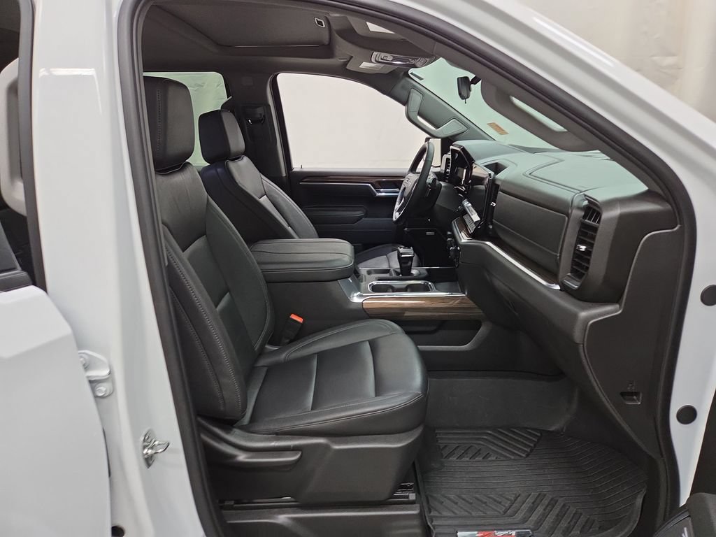 Used 2025 Chevrolet Silverado 1500 LT Trail Boss w/ Convenience Package II AWD/4WD image 11