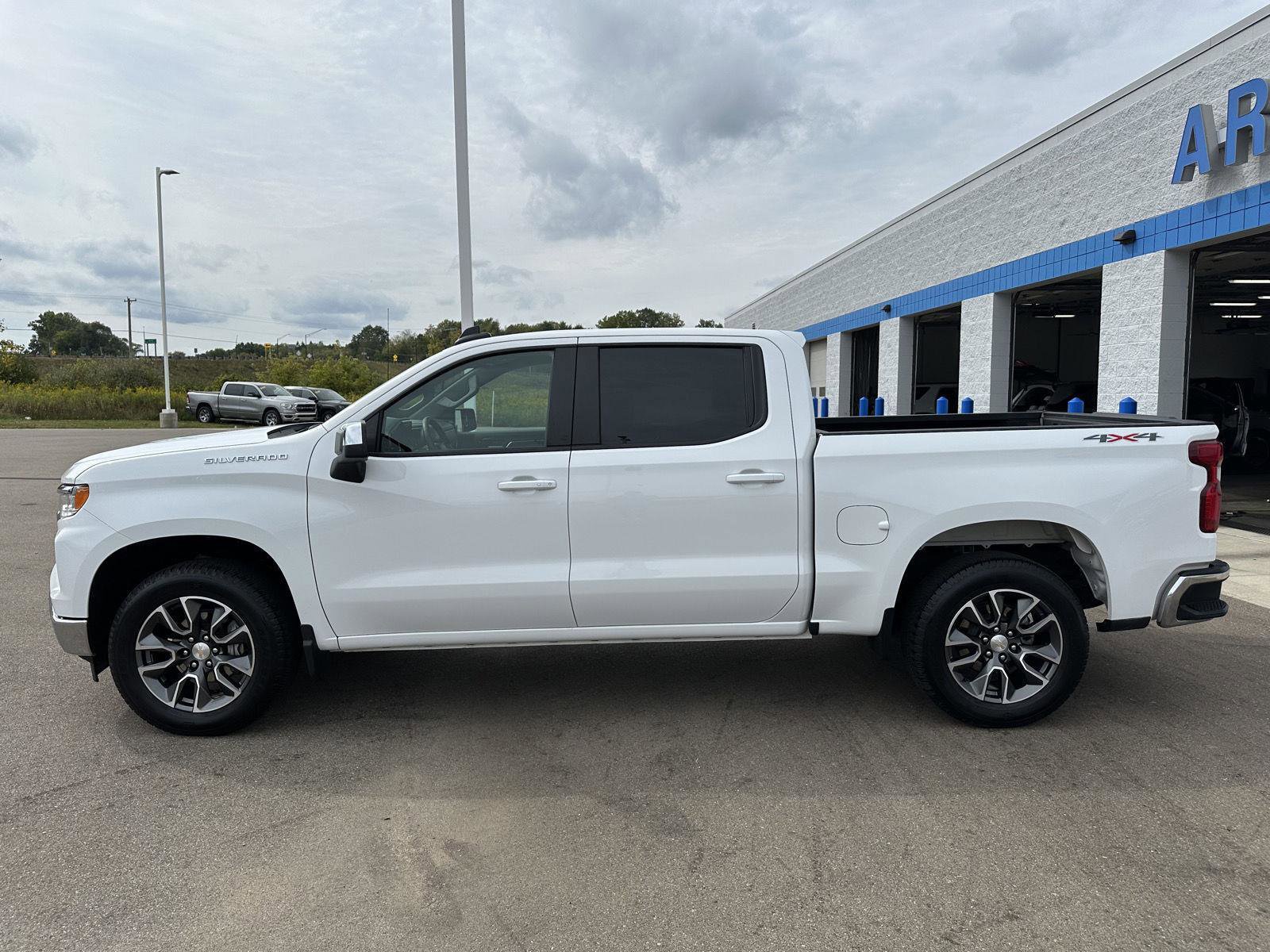 Used 2024 Chevrolet Silverado 1500 LT image 2