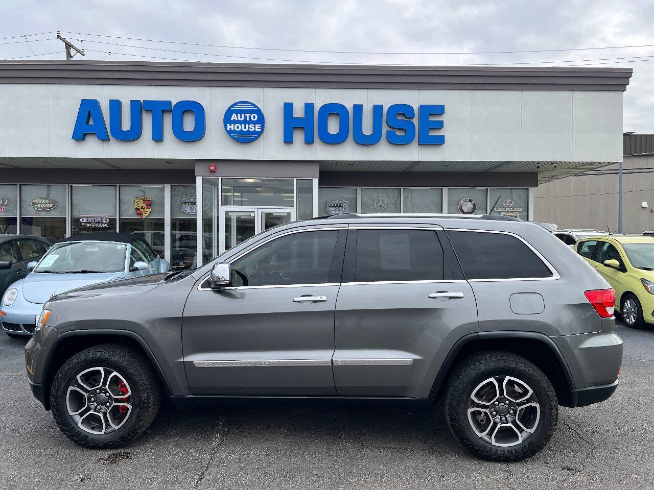 Used 2011 Jeep Grand Cherokee Overland Summit AWD/4WD image 8