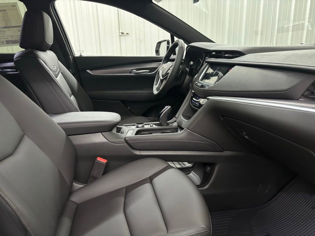 New 2025 Cadillac XT5 Luxury image 10
