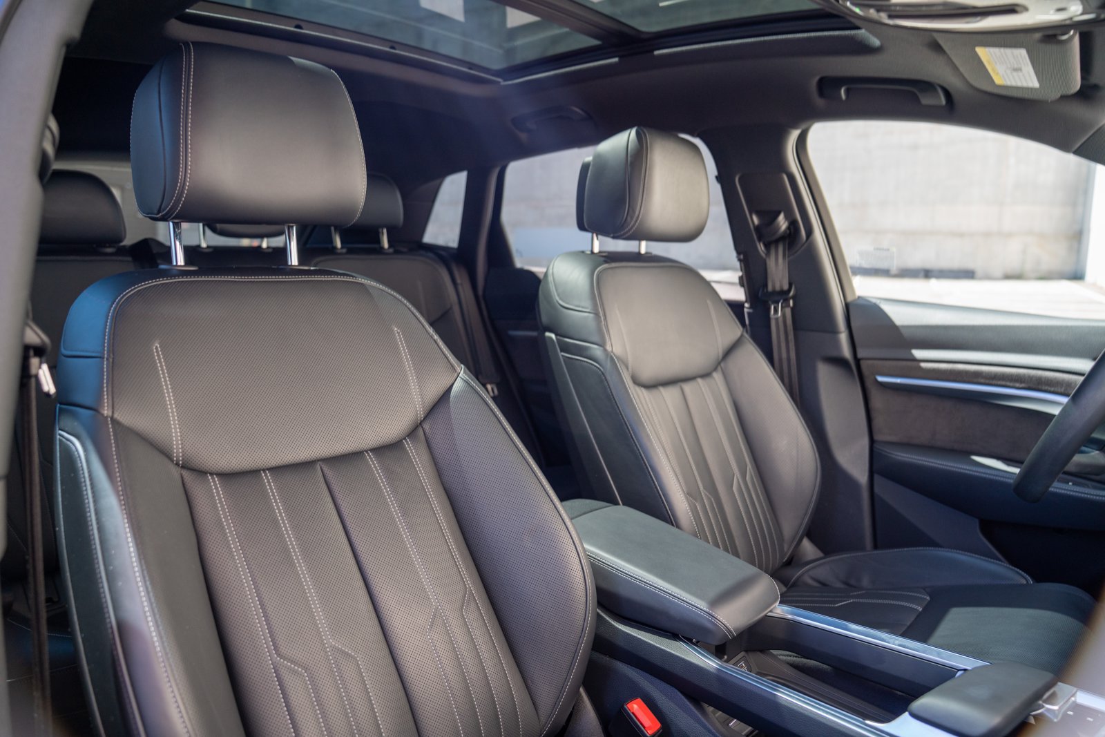 Used 2019 Audi e-tron Prestige w/ Prestige Package AWD/4WD image 24