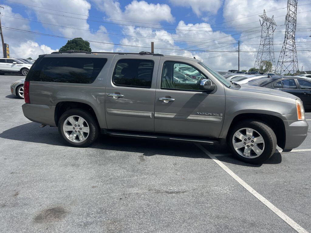 Used 2007 GMC Yukon XL SLT w/ SLT Preferred Equipment Group RWD image 4
