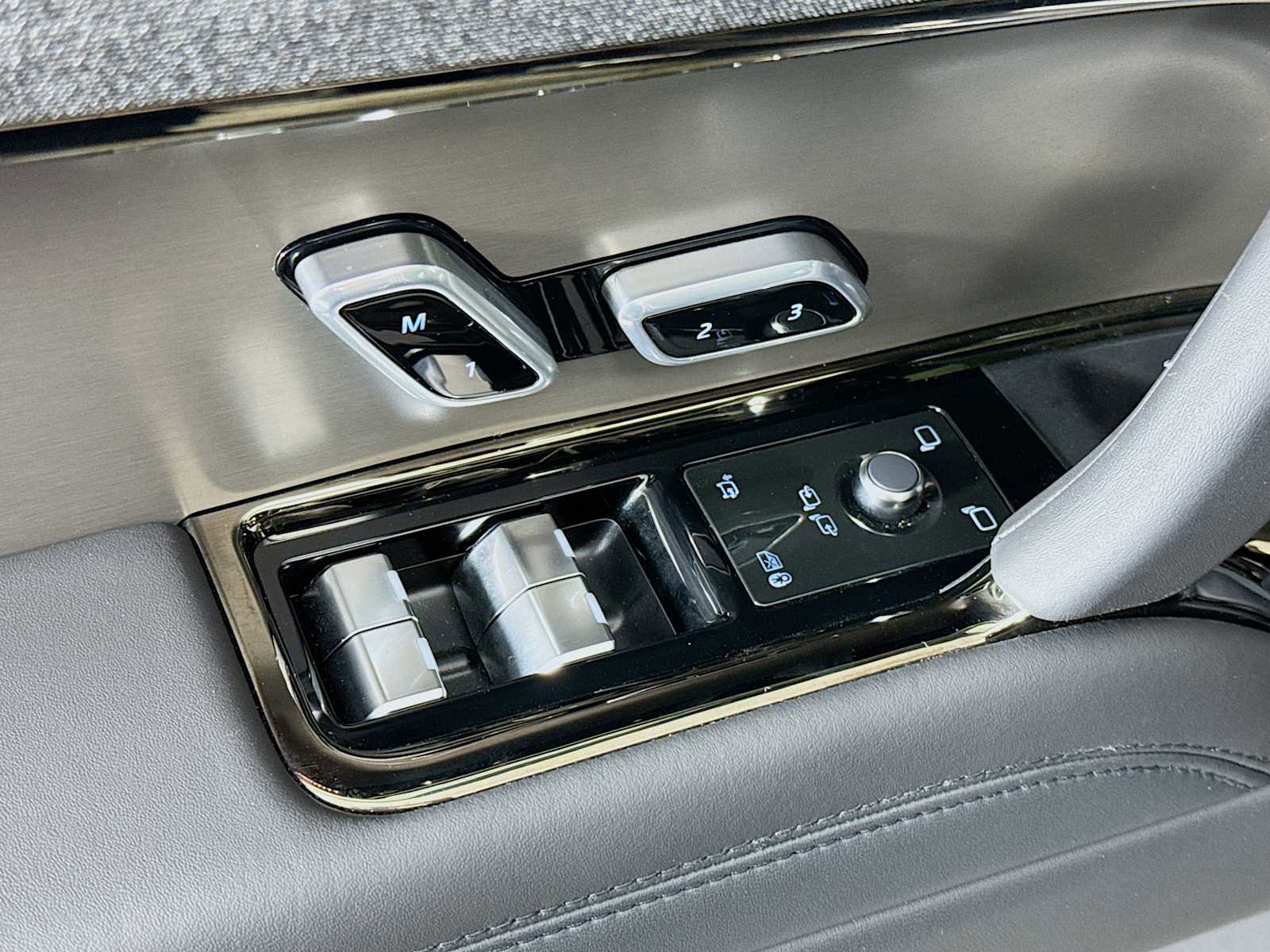 Used 2025 Land Rover Range Rover Sport SE image 19