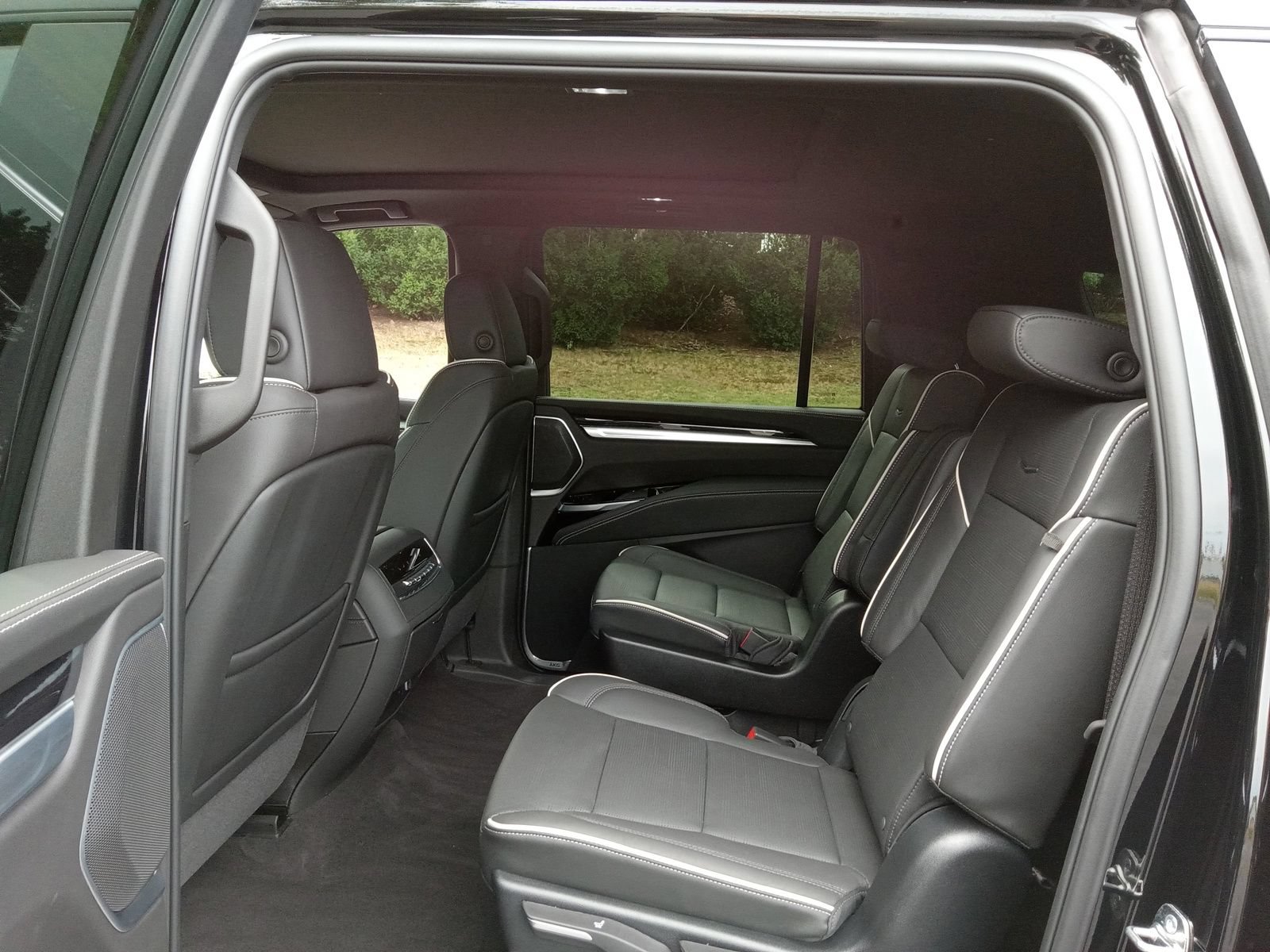 New 2026 Cadillac Escalade ESV Sport w/ LPO, ONYX Package AWD/4WD image 24