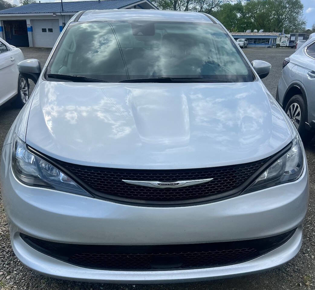 Used 2023 Chrysler Voyager LX image 2