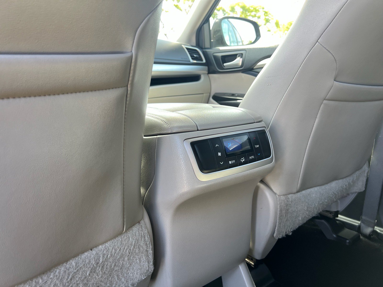 Used 2015 Toyota Highlander XLE FWD image 32