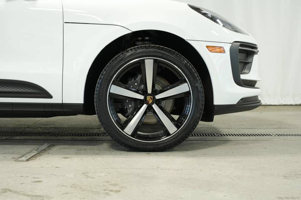 Certified 2026 Porsche Macan AWD/4WD image 39