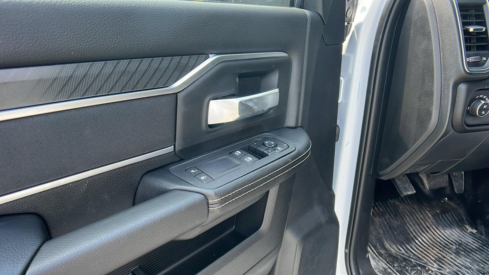 New 2025 RAM 5500 4x4 Regular Cab image 15
