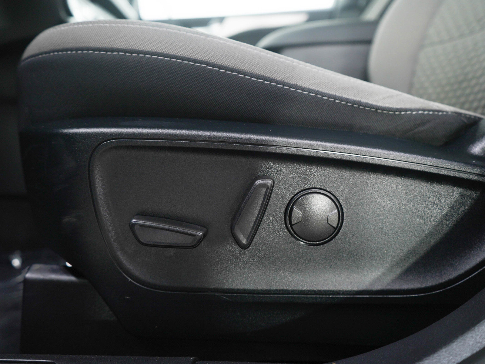 Used 2020 Ford Escape SE image 22