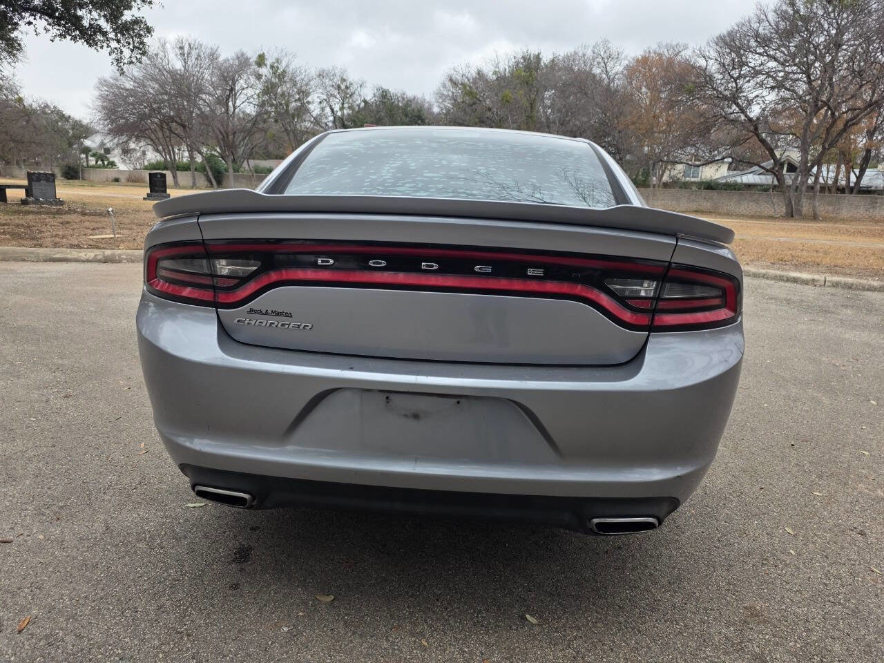 Used 2017 Dodge Charger SE RWD image 4