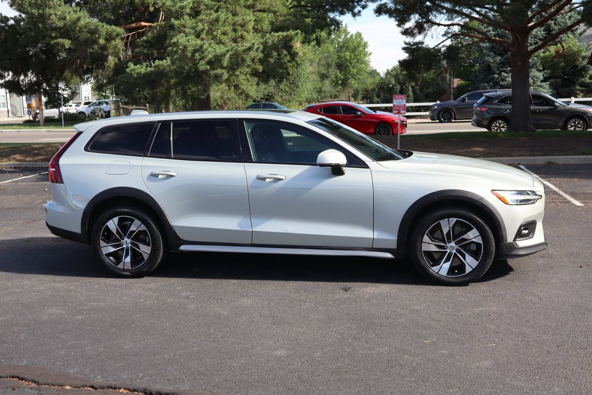 Used 2021 Volvo V60 T5 Cross Country AWD/4WD image 3