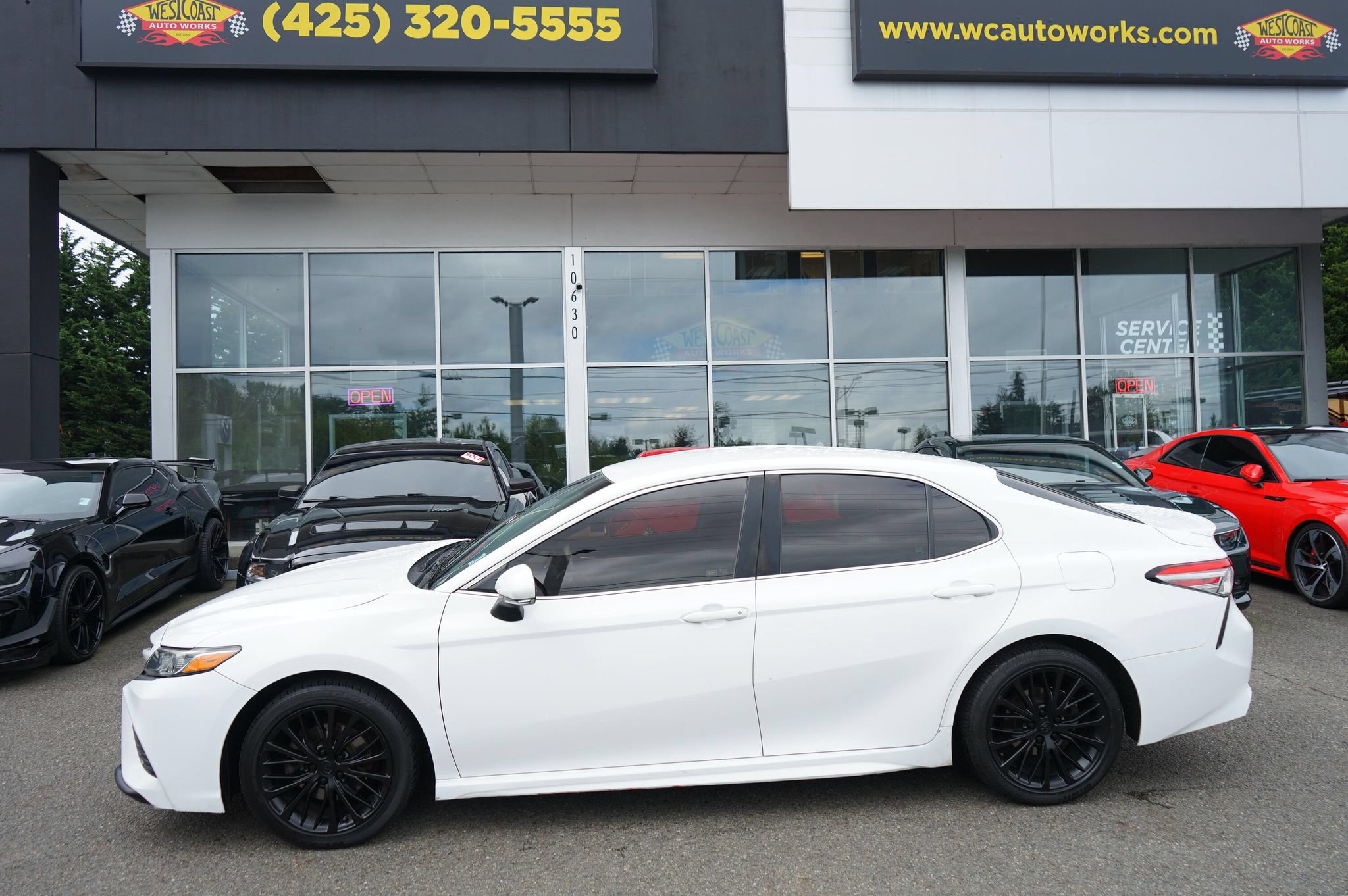 Used 2018 Toyota Camry SE w/ Convenience Package FWD image 2