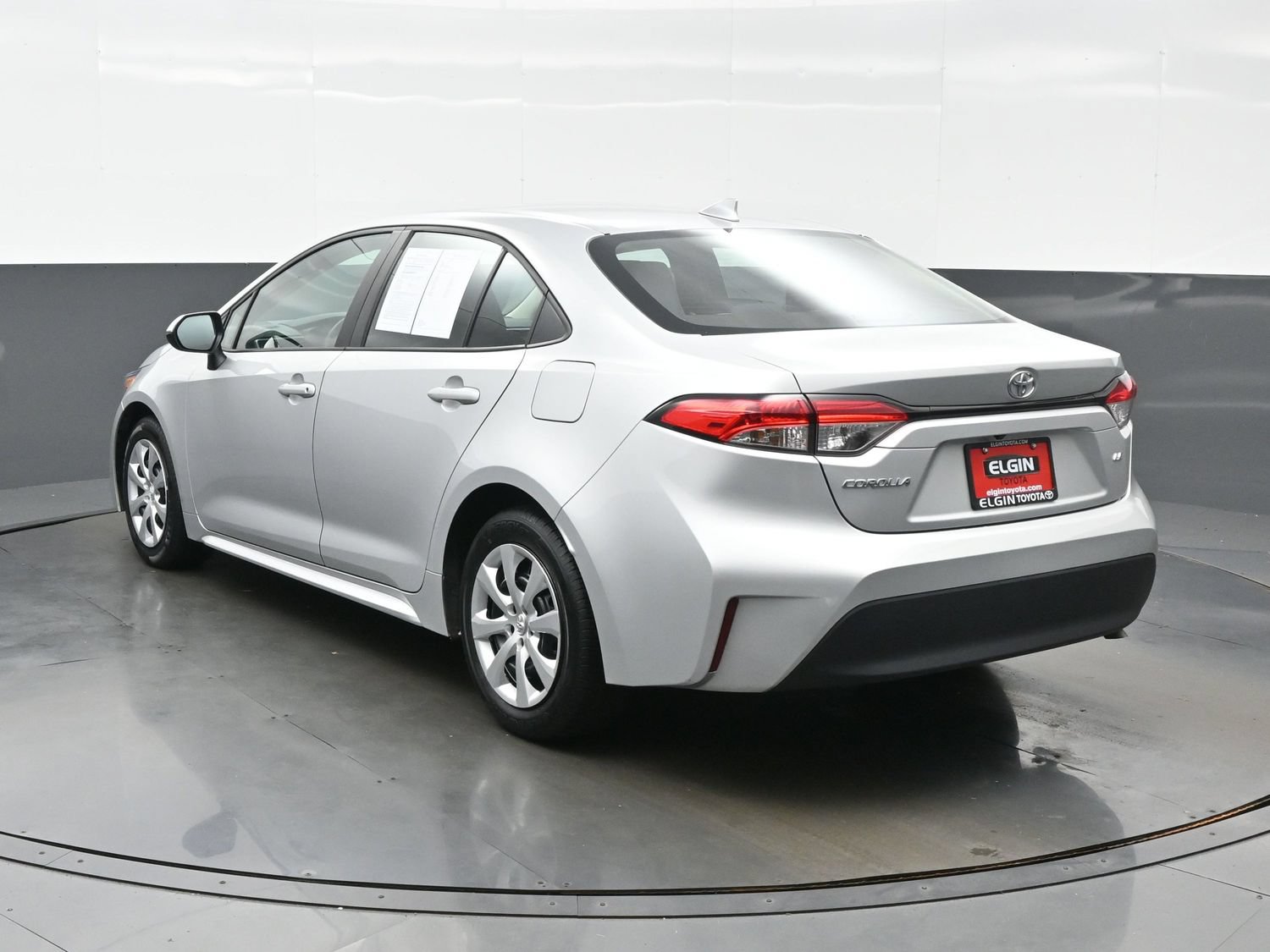 Used 2025 Toyota Corolla LE FWD image 4