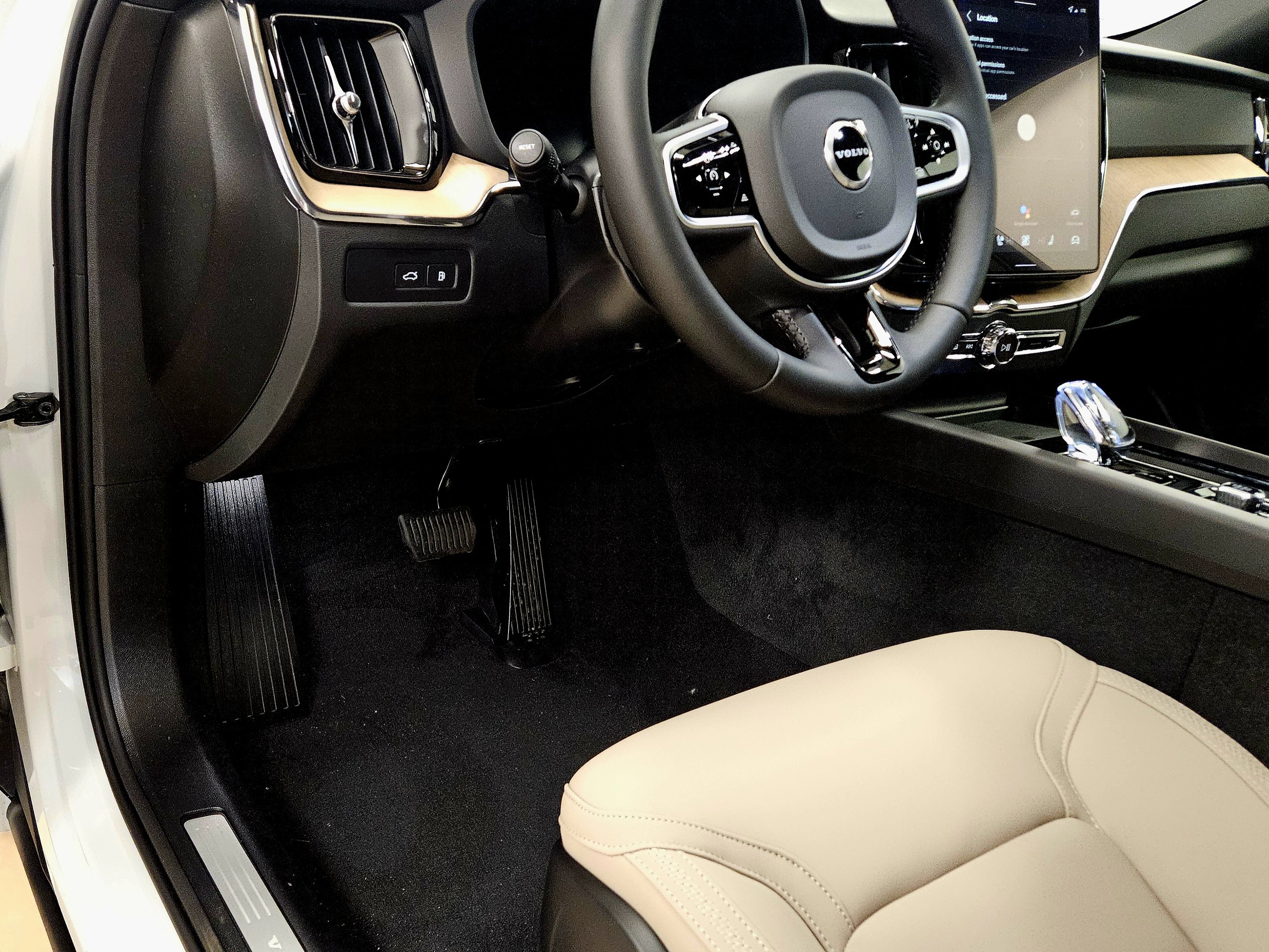 New 2026 Volvo XC60 T8 Plus w/ Protection Package Premier AWD/4WD image 42
