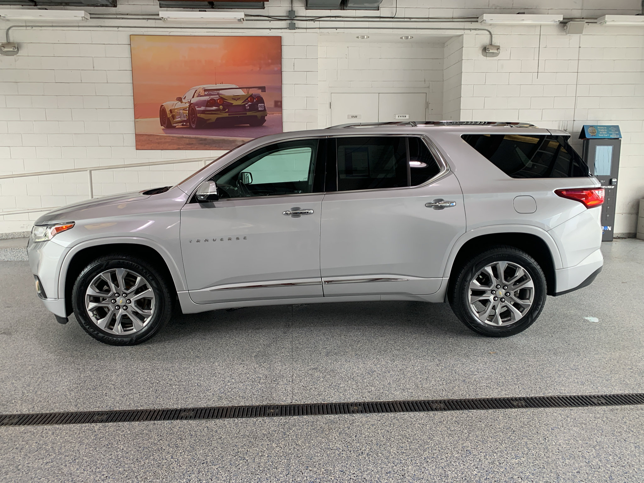Used 2019 Chevrolet Traverse Premier w/ Driver Confidence II Package FWD image 5