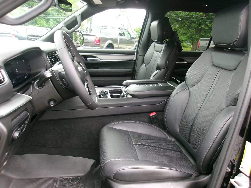 Certified 2024 Jeep Wagoneer L Series II AWD/4WD image 7