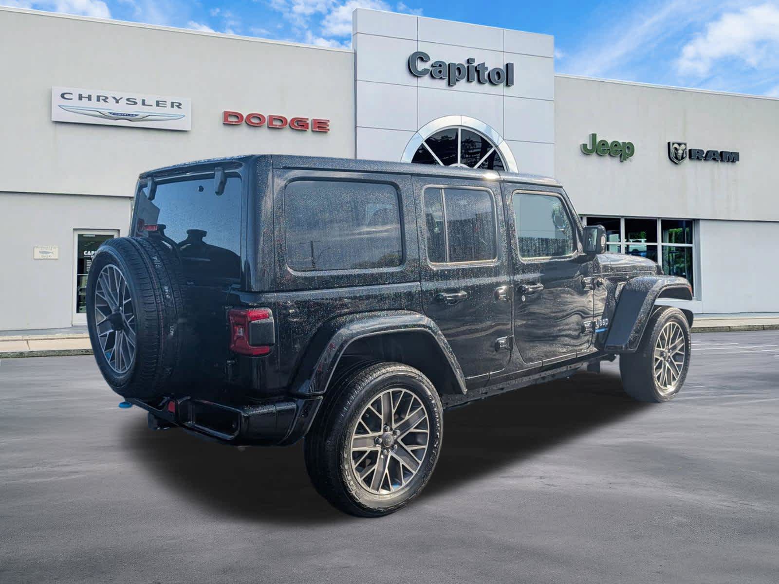 Used 2023 Jeep Wrangler Unlimited Sahara AWD/4WD image 3