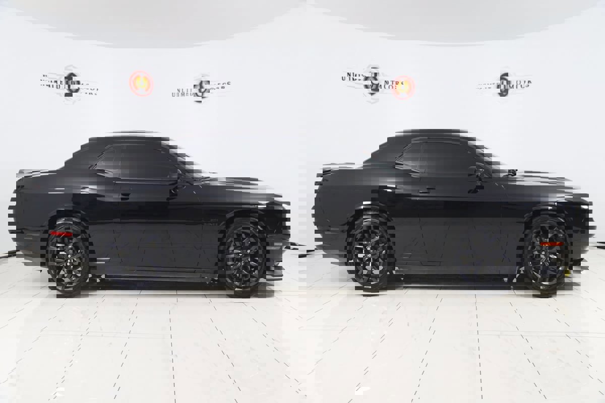 Used 2022 Dodge Challenger R/T w/ Blacktop Package image 2