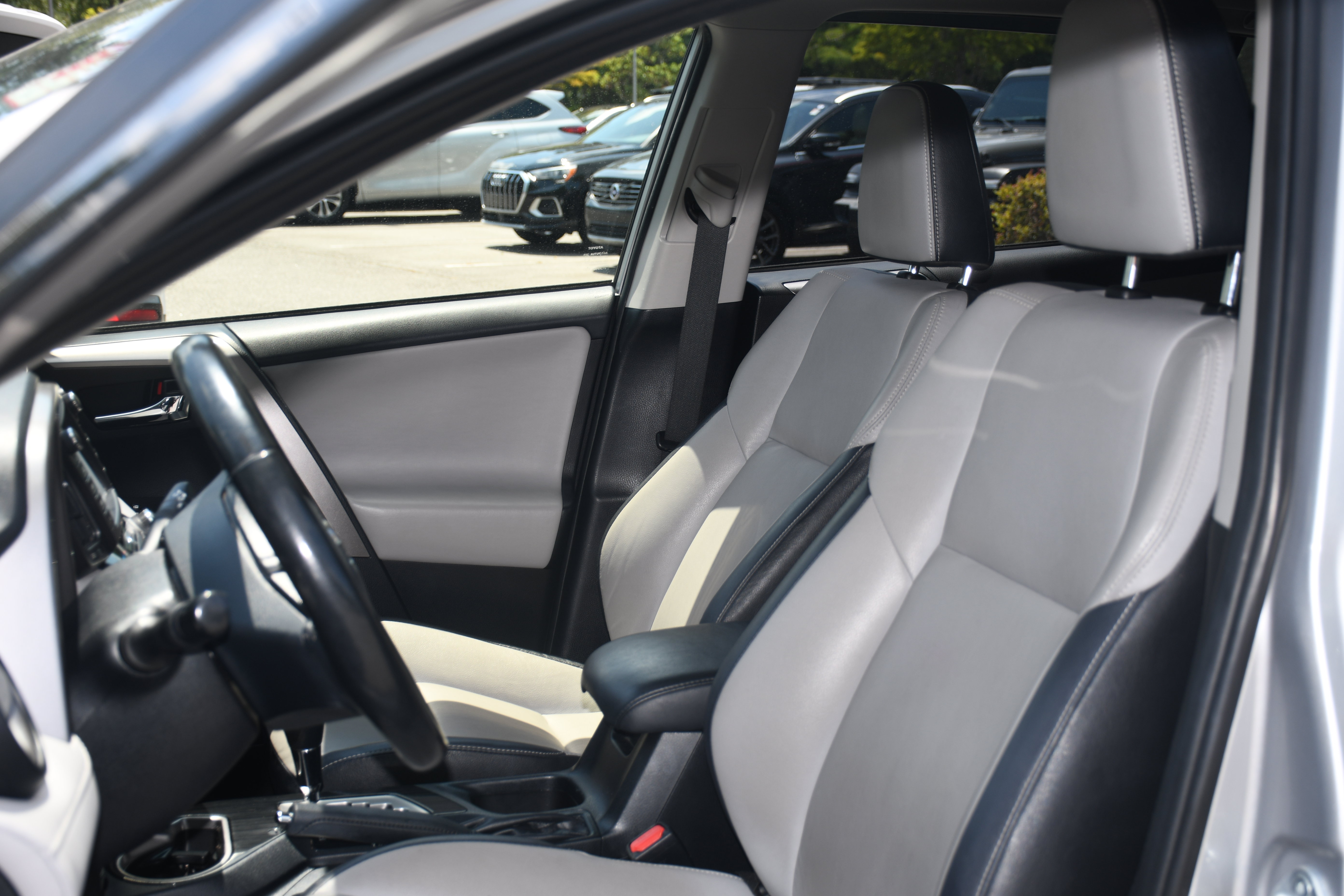 Used 2018 Toyota RAV4 Limited FWD image 12