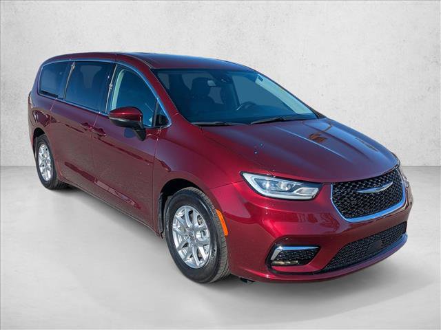 Used 2023 Chrysler Pacifica Touring-L image 3