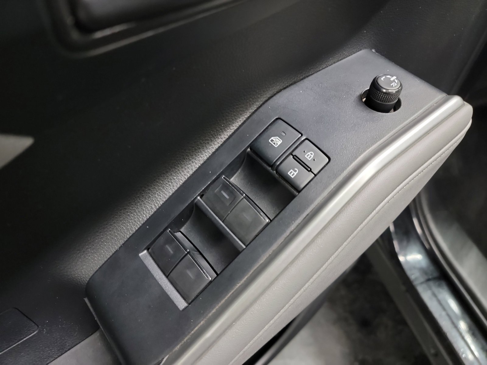 Used 2022 Toyota Highlander L AWD/4WD image 15