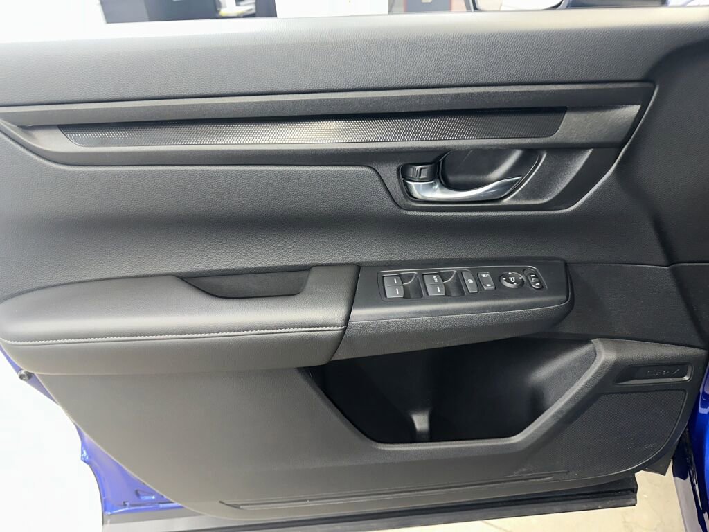 Used 2025 Honda CR-V LX image 6
