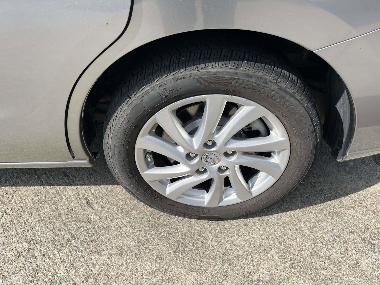 Used 2012 MAZDA MAZDA5 Sport image 6