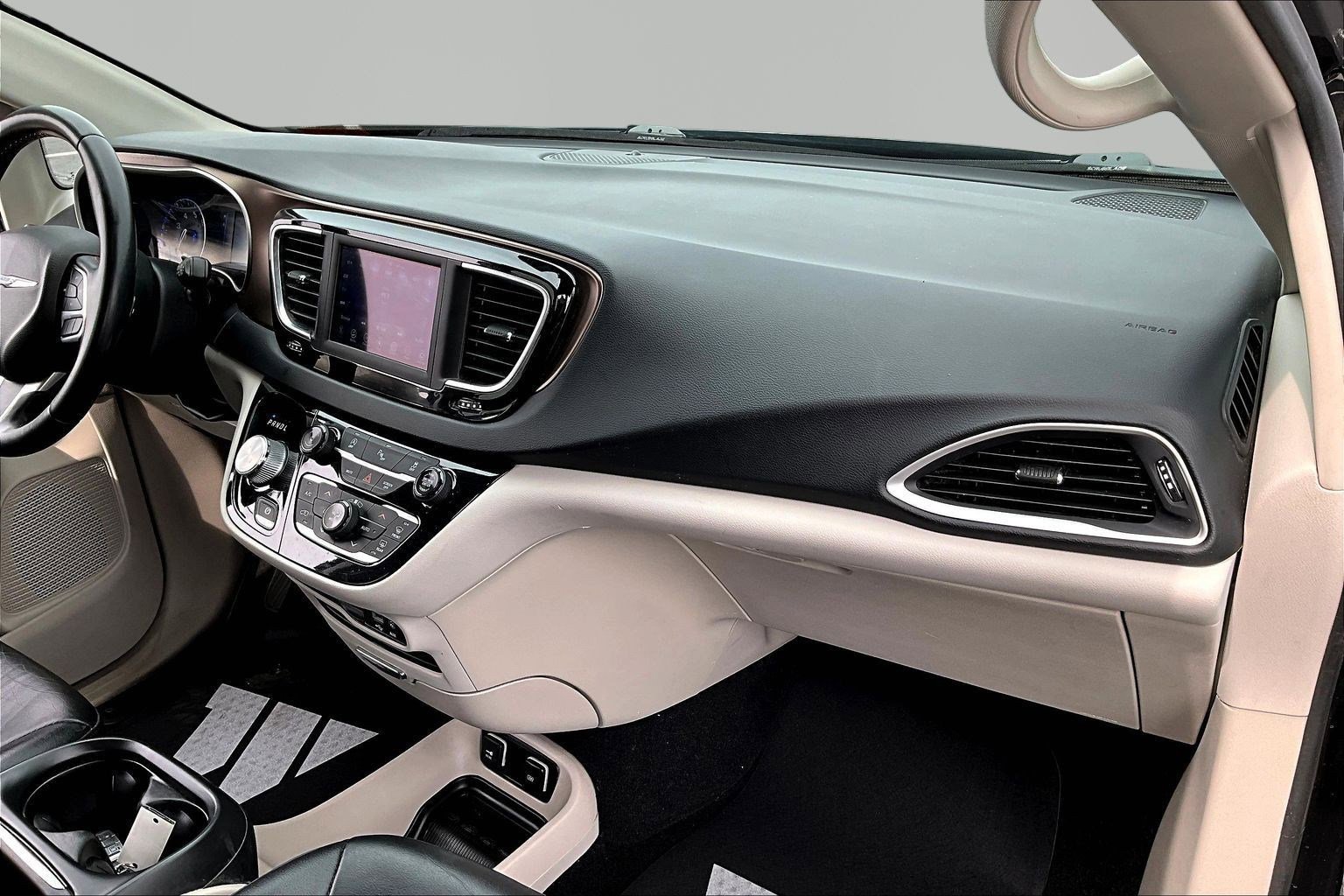 Used 2018 Chrysler Pacifica Touring-L image 28