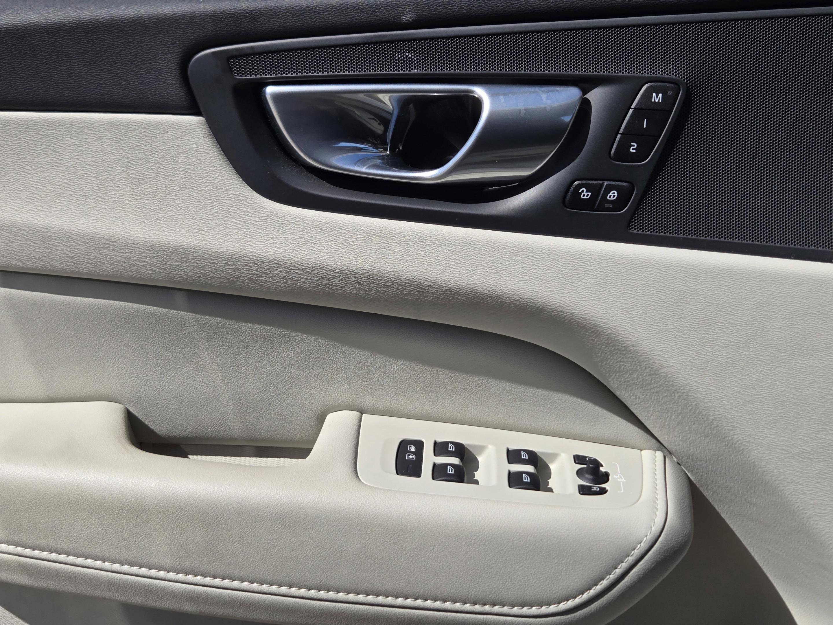 Used 2024 Volvo XC60 B5 Plus w/ Protection Package Premier image 31