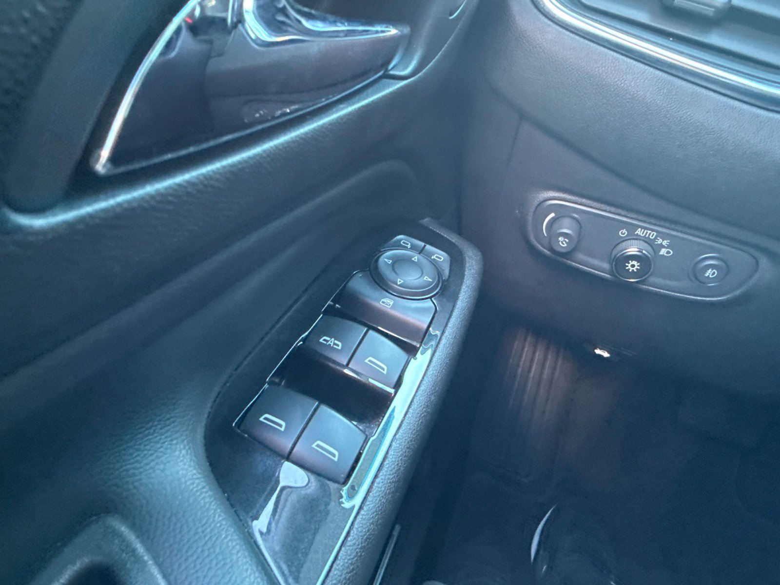 Used 2024 Chevrolet Equinox Premier AWD/4WD image 38
