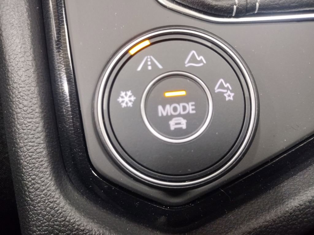 New 2025 Volkswagen Taos SE image 29