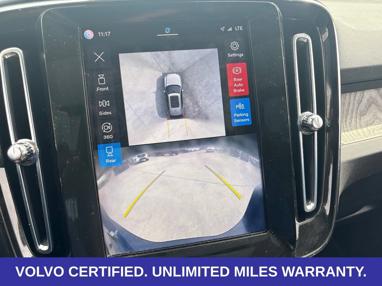 Certified 2025 Volvo XC40 B5 Plus AWD/4WD image 23