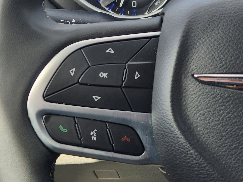 Used 2024 Chrysler Pacifica Touring-L image 28