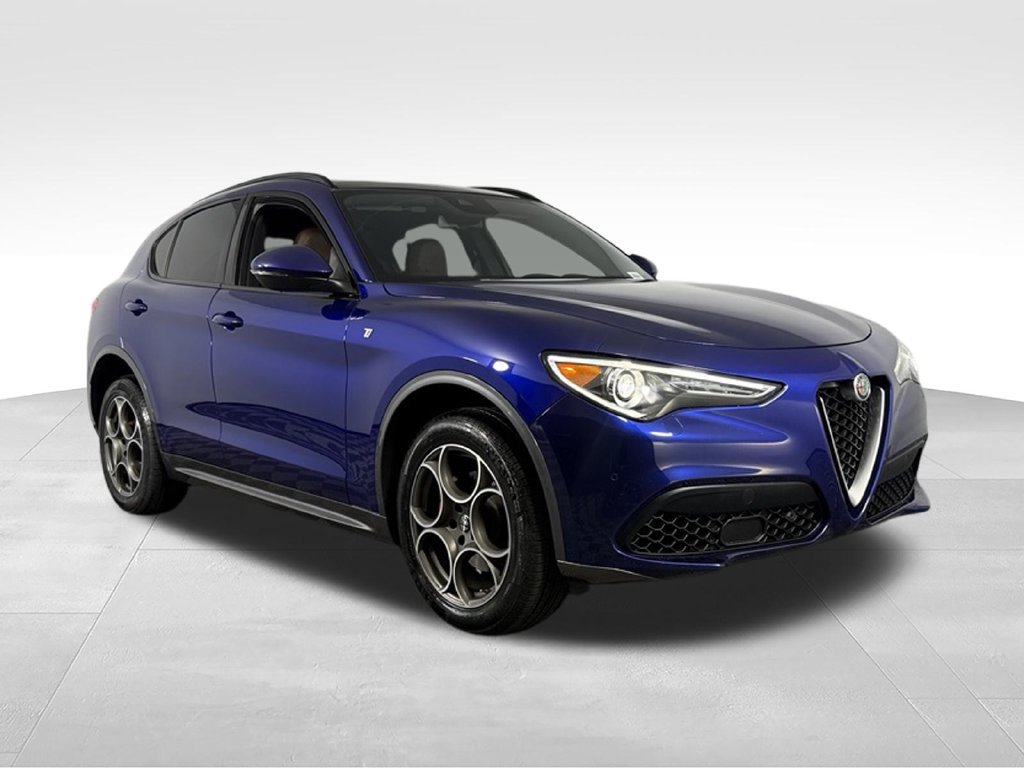 Used 2023 Alfa Romeo Stelvio Ti AWD/4WD image 3