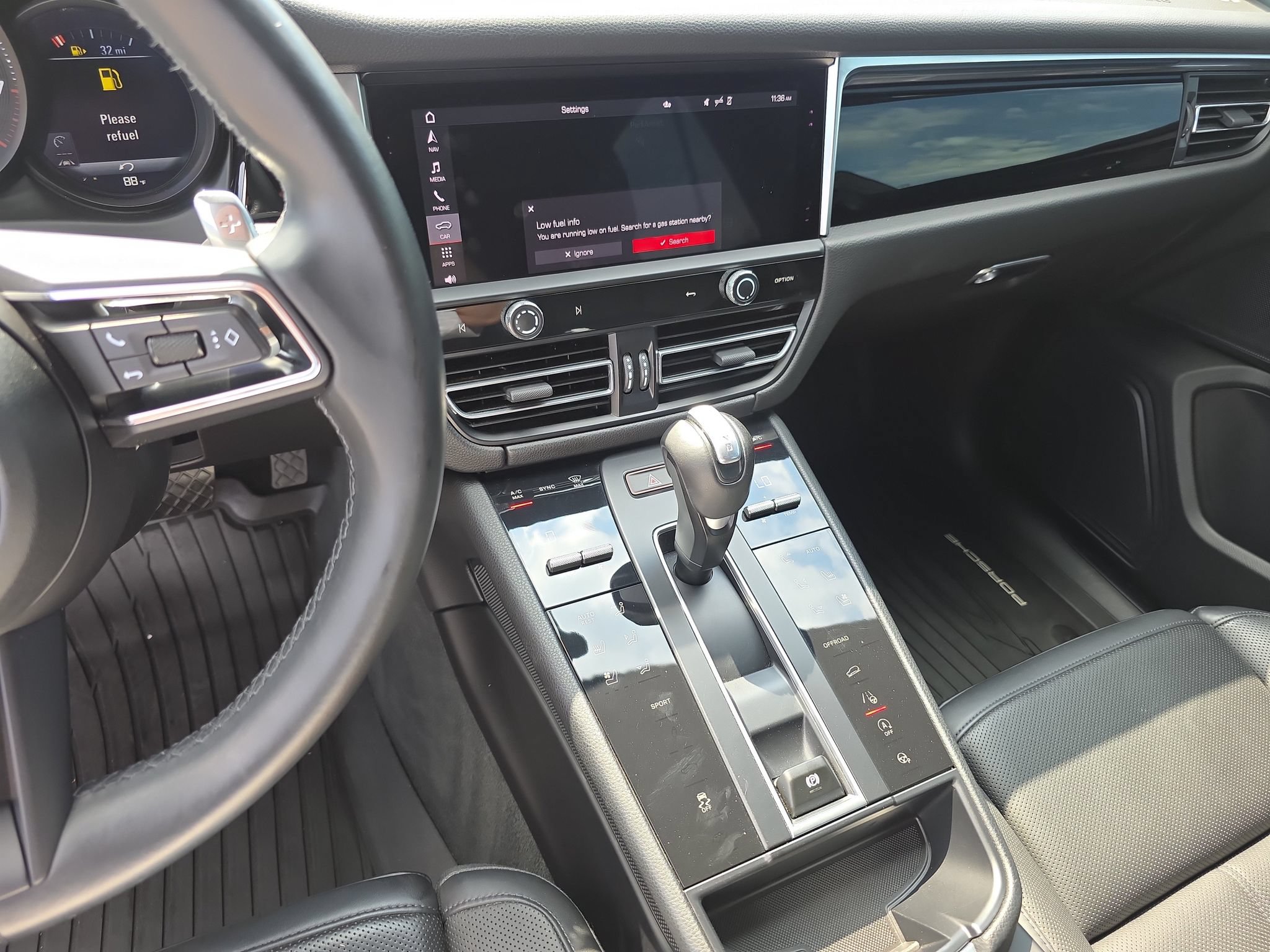 Used 2023 Porsche Macan Turbo AWD/4WD image 32