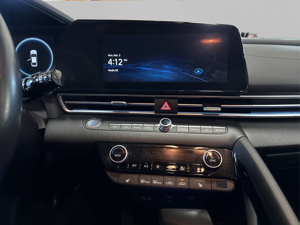 Used 2021 Hyundai Elantra Limited image 18