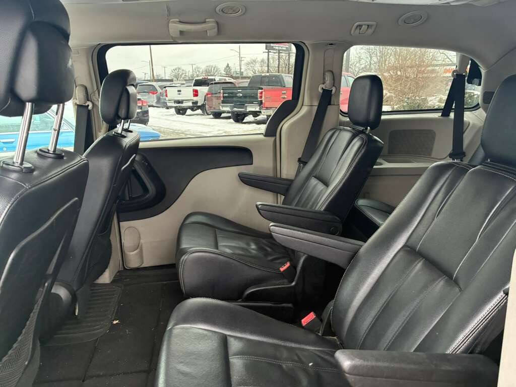 Used 2014 Chrysler Town & Country Touring image 13